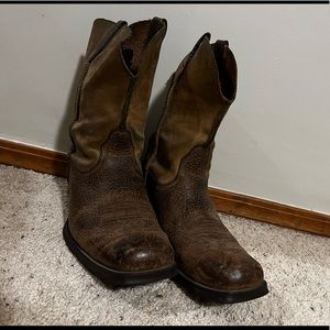 Mens Ariat cowboy boots. Size 10.5. Shafts are made of bomber jacket.